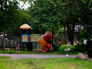 Kamu Parkı Arkaplanındaki Bulanık Oyun Alanı.