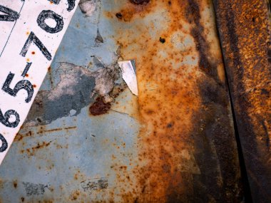 Paslı ve Giyinik Eski Grunge Metal Çarşafı.