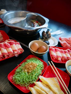 Shabu Sukiyaki Seti Dilimlenmiş Et, Erişte ve Lokanta Masasında Hamur köftesi