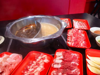 Baharatlı Mala, yemek masasında dilimlenmiş etle servis yapmaya hazır..