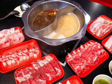 Baharatlı Mala, yemek masasında dilimlenmiş etle servis yapmaya hazır..