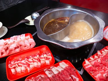 Baharatlı Mala, yemek masasında dilimlenmiş etle servis yapmaya hazır..