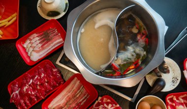 Shabu Sukiyaki Seti Dilimlenmiş Et, Erişte ve Lokanta Masasında Hamur köftesi