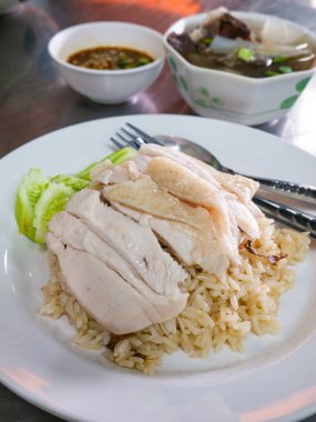 Restorandaki masada servis edilen Hainanese tavuğu pilavı. Geleneksel Asya Yemekleri.