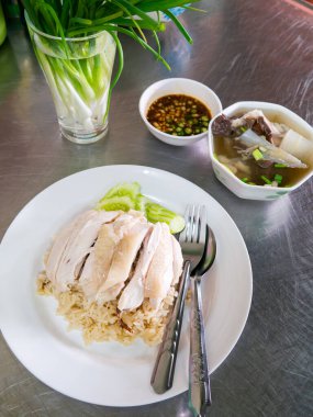 Restorandaki masada servis edilen Hainanese tavuğu pilavı. Geleneksel Asya Yemekleri.