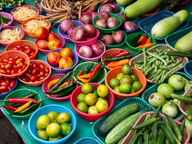 Asya Market Stall 'da Taze Sebze ve Bitkiler.
