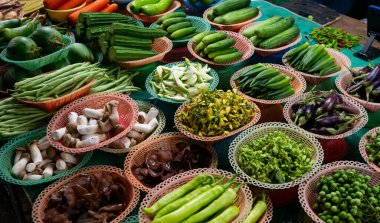 Asya Market Stall 'da Taze Sebze ve Bitkiler.