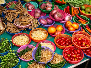 Asya Market Stall 'da Taze Sebze ve Bitkiler.