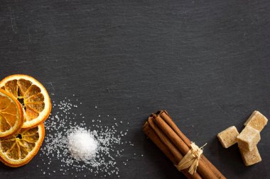 Tarçın, ornitorenk dilimleri ve şeker içeren kompozisyon