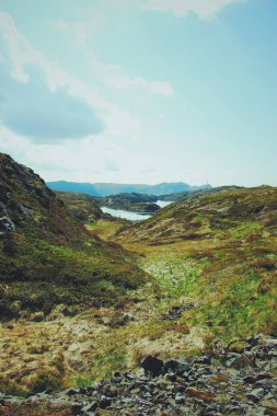 Dağ vadisinin güzel manzarası Göl ve mavi gökyüzü