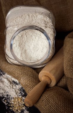 Cam kavanozda un, hamur işi ve ekmek pişirme konsepti