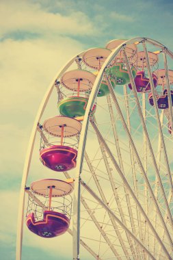 Vintage dönme dolap mavi gökyüzü karşı