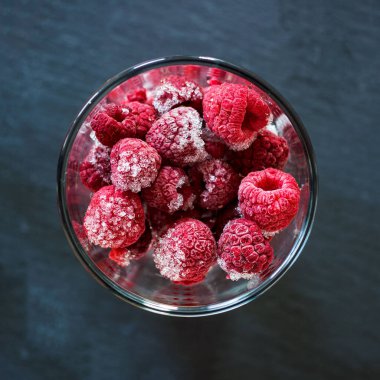 Bardaktaki donmuş ahududu manzarası.