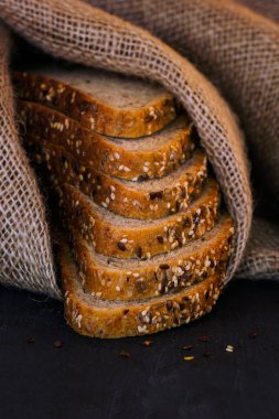 Çuvalda dilimlenmiş taze ekmek.