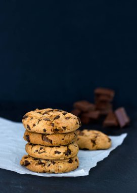 Çikolatalı kurabiyeler ve çikolata parçacıkları.