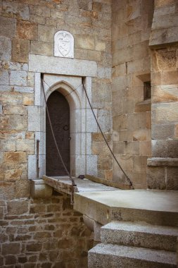 Eski taş köprüyü ve girişi ortaçağ şatosuna çeker.