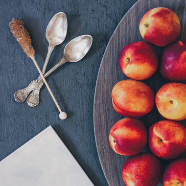 Şeftali ve kaşık ve şeker çubuğu, yiyecek ve beslenme konsepti