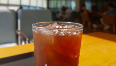 Parlak Gün Işığında Kafe Masasında Buzlu Kahve