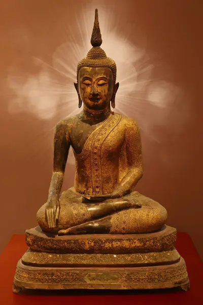 Antika Buda bronz heykeli 18. yüzyıl civarında inşa edilmiş ve Tayland Ulusal Müzesi 'nde sergilenmiştir.