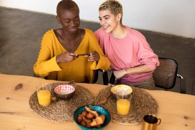 Kadınların komik bloglarını internette tartışırken, cep telefonu kullanırken, evde sağlıklı yemekler yerken yatay çekimleri.