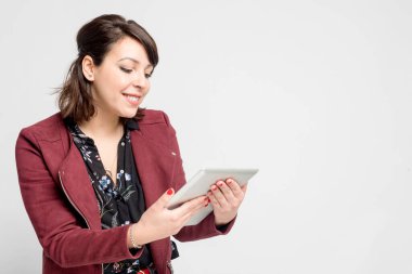 Dokunmatik tablet kullanan güzel bir genç kadın.