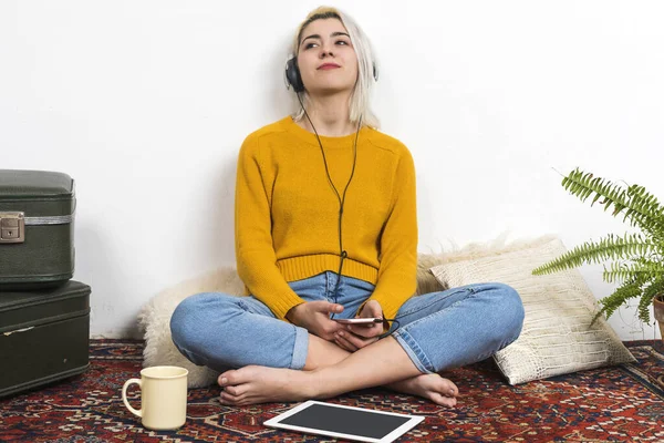 Mujer Joven Con Auriculares Escuchando Música Mientras Está Sentada Suelo — Foto de Stock
