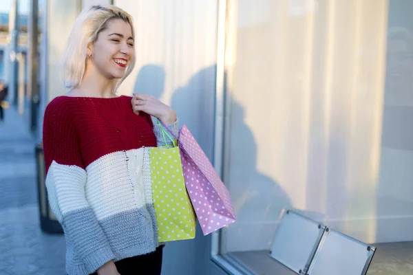 Blond Leende Kvinna Hålla Shoppingväskor När Står Bredvid Ett Köpcentrum — Stockfoto