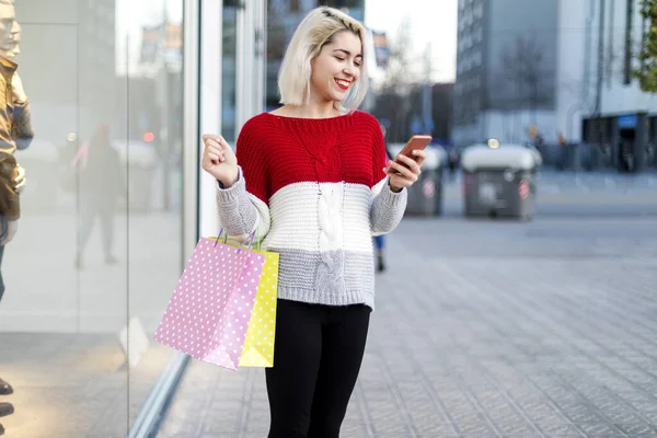 购物袋和手机的女人 — 图库照片