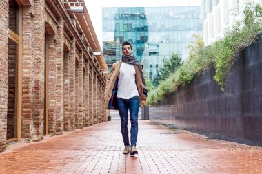 Genç adam sokakta sonbahar kıyafetleri.