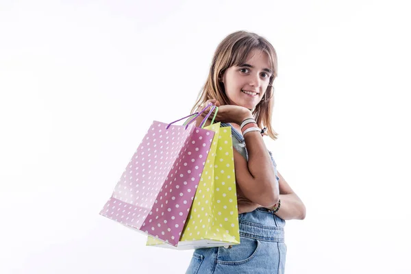 可爱的小女孩拿着蓝色背景的购物袋的画像 — 图库照片