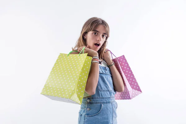 可爱的小女孩拿着蓝色背景的购物袋的画像 — 图库照片