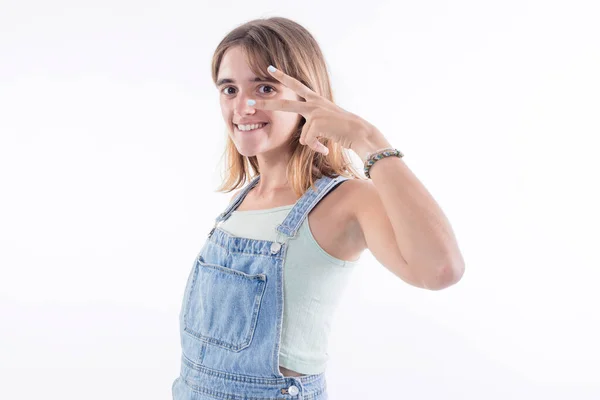 Retrato Alegre Ruiva Jovem Modelo Mostrando Sinal Vitória Com Dedos — Fotografia de Stock