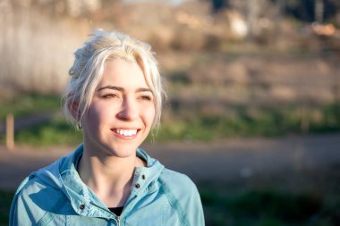 активних Весела блондинка призупинення після балотуватися в парку на сонячний день