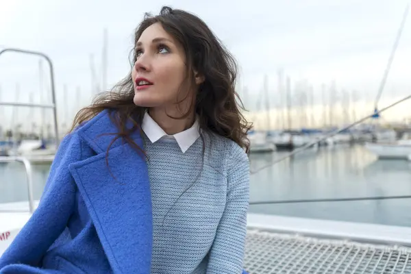 Bulutlu Bir Günde Şehir Limanında Yelkenlide Poz Veren Günlük Giysiler Telifsiz Stok Imajlar
