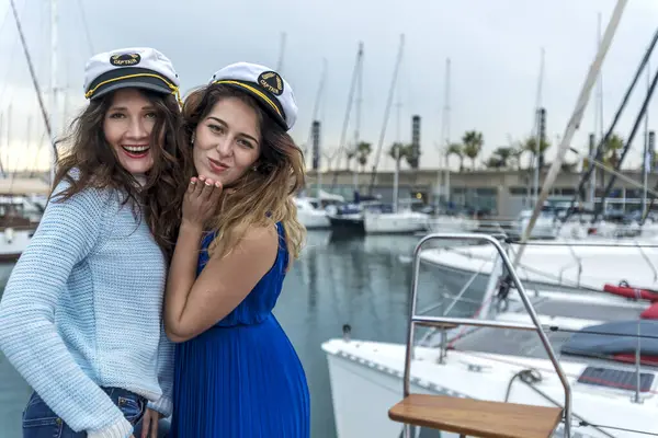 Twee Mooie Model Vrouwen Staan Poseren Een Zeilboot Terwijl Zoenen Stockfoto