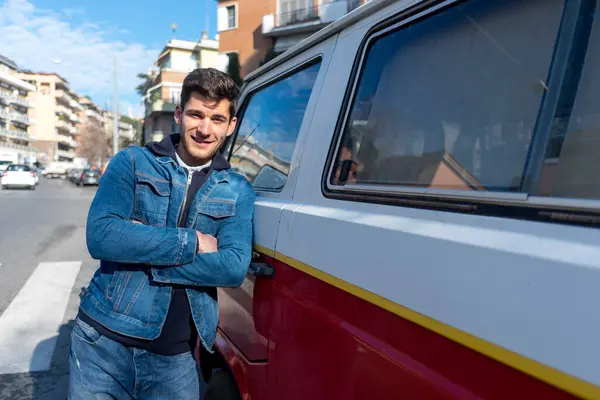 Mutlu Genç Adam Retro Mini Van Yaslanmış Telifsiz Stok Imajlar