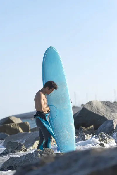 Achteraanzicht Van Jonge Surfer Blote Voeten Zandstrand Geconfronteerd Met Uitgestrekte Rechtenvrije Stockfoto's