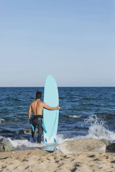 Vista Trasera Del Joven Surfista Parado Descalzo Orilla Arenosa Frente Imagen De Stock