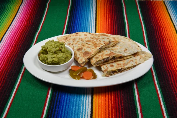 Guacamole soslu lezzetli bir biftek ve peynirli quesadilla.. 