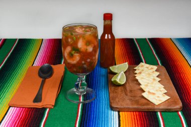 Acı soslu, krakerli ve limonlu lezzetli bir Meksika karides kokteyli.. 