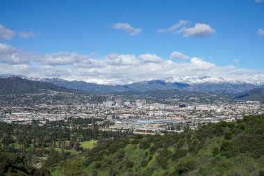 Glendale şehrinin manzarası, CA Griffith Park 'ın yürüyüş parkından.