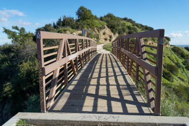 Griffith Park 'taki küçük bir vadiye giden bir köprüye giden bir yürüyüş yolu var..