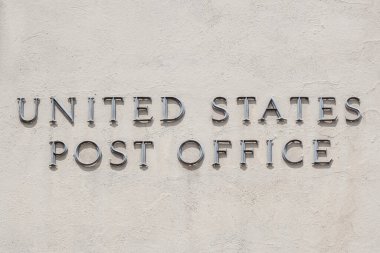 Birleşik Devletler Posta Ofisi duvara yazı yazıyor..