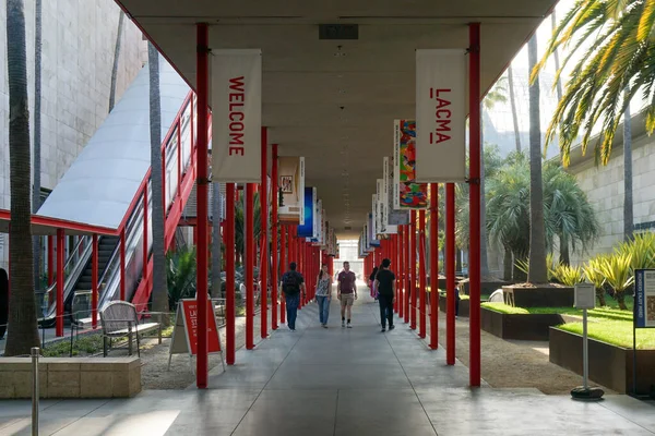 İnsanlar LACMA 'da bir koridorda yürüyor.. 