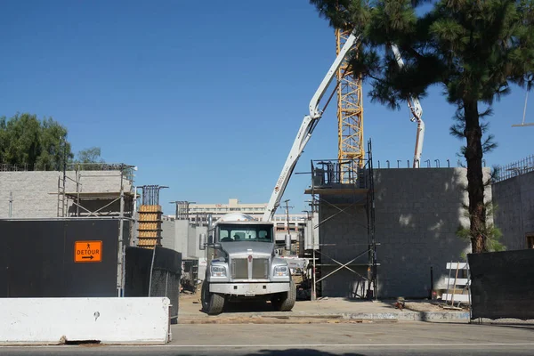 İnşaat alanına beton döken çimento kamyonu..