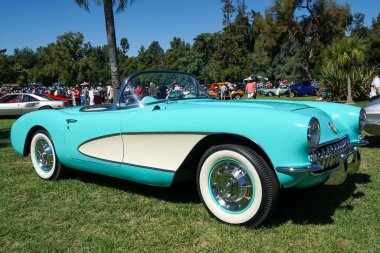 1967 model bebek mavisi bir Chevrolet Corvette, bir araba fuarında sergileniyor.. 