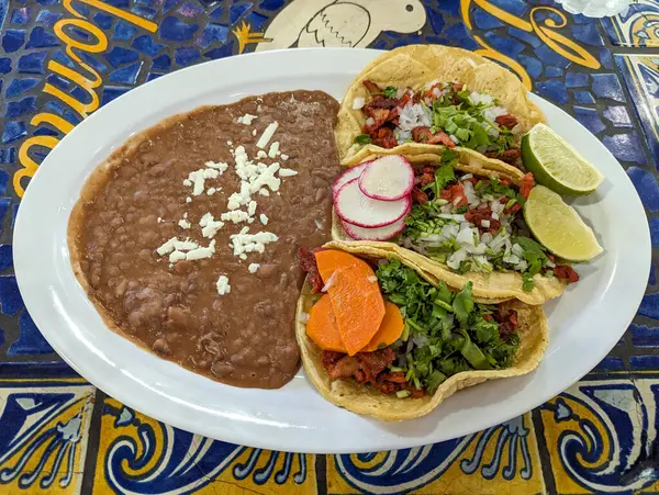 Bir tabak lezzetli Al Pastor Taco yanında da kızarmış fasulye..