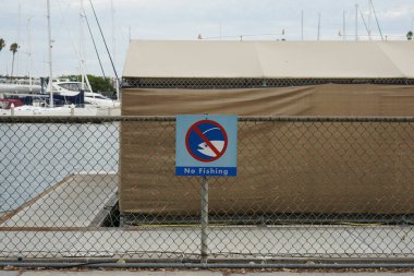 Marina 'daki tel örgülerde balıkçı tabelası yok..