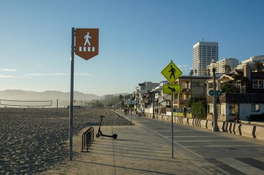 İki sokak tabelası Santa Monica Boardwalk 'ta yaya geçidini gösteriyor..