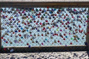 Bir tel örgüye bağlı geniş bir kilit çeşidi..